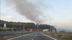 Vista del�humo provocado por el incendio desde la autov�a AG-55