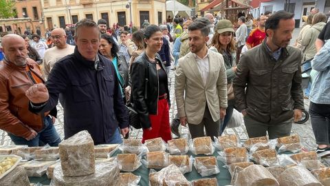 El consejero Marcelino MArcos en el certamen de quesos artesanos de Asturias 