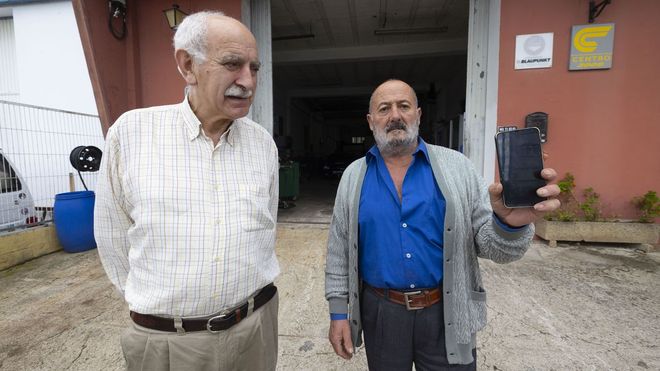 Manuel Espasand&iacute;n e Jos&eacute; Mar&iacute;a Mouzo, co seu &laquo;smartphone&raquo;, en Taller Espasand&iacute;n, de Baio.