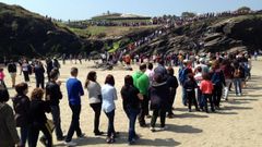 Colas para entrar y salir de la playa de As Catedrais, con el bar restaurante existente al fondo