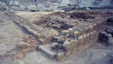 Restos de la villa romana de O Cocho hallados en 1989 en una fotograf�a de la �poca