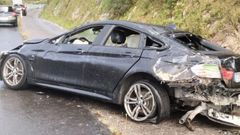 Estado en que qued� el autom�vil que se sali� de la v�a esta tarde en la variante de Ortigueira