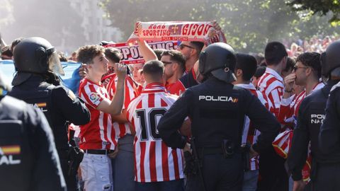 La afici�n gijonesa recibe al Sporting en el Molin�n antes del partido contra el Real Oviedo