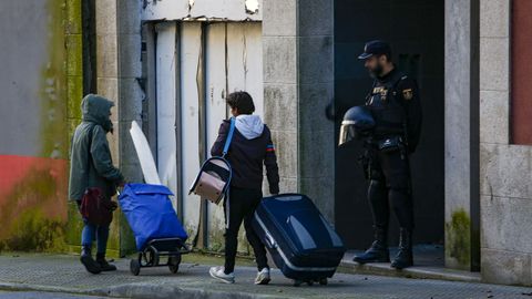 Los okupas que quedaban en el edificio de Abesadas se marcharon sin oponer resistencia.