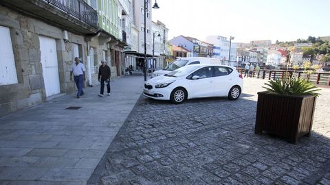 Zona de aparcamiento suprimida. Macetas. Se instalaron macetas de gran porte para intentar evitar el estacionamiento, una de las mayores cr�ticas vecinales al paseo