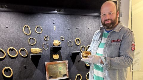 El concejal Manuel Fari&ntilde;a, con la r&eacute;plica del Tesoro de Caldas