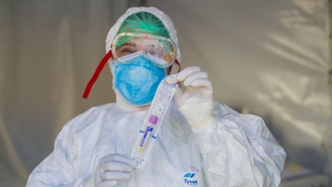Recogida de muestras en el Hospital Virxe da Xunqueira de Cee para detectar el coronavirus