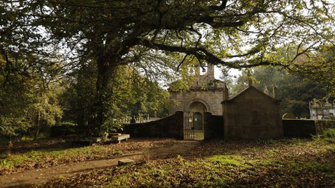 La iglesia romnica de Moldes y el cementerio estn en un entorno privilegiado