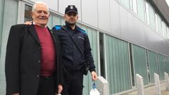 Segundo, con su nieto �lex, que ha seguido sus pasos como polic�a local