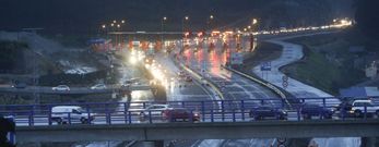 En la imagen se puede ver que la caravana de veh�culos alcanz� la autopista de Carballo a primera hora de la ma�ana de ayer. 