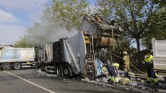 Camin de la recogida de basura calcinado en el parque del monte de Visma