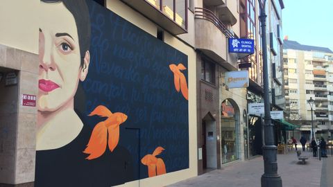 El mural sobre Nevenka se colocó en una calle céntrica y comercial