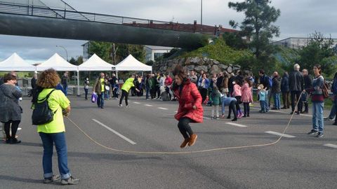 Un grupo de mujeres salta a la cuerda sobre la carretera de acceso a Oviedo desde la autopista Y, cerrada al tr�fico para celebrar el amag�estu del Bulevar de Santullano.Un grupo de mujeres salta a la cuerda sobre la carretera de acceso a Oviedo desde la autopista Y, cerrada al tr�fico para celebrar el amag�estu del Bulevar de Santullano