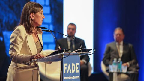 La presidenta de la Federacin Asturiana de Empresarios (FADE), Mara Calvo, durante la clausura este viernes de la asamblea de la FADE, en la que tambin han participado el presidente del Principado, Adrin Barbn y el alcalde de Oviedo, Alfredo Canteli
