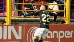 Gol Joselu Extremadura Real Oviedo Francisco de la Hera.Joselu celebra el primer gol oviedista ante el Extremadura