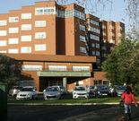 Vista exterior del centro de mayores, que sigue sin fecha de reanudaci�n de sus reformas. 