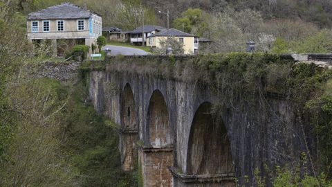 El puente de Cruzul, en Becerre, form parte del Camino Real del siglo XVIII y luego dio servicio como N-6