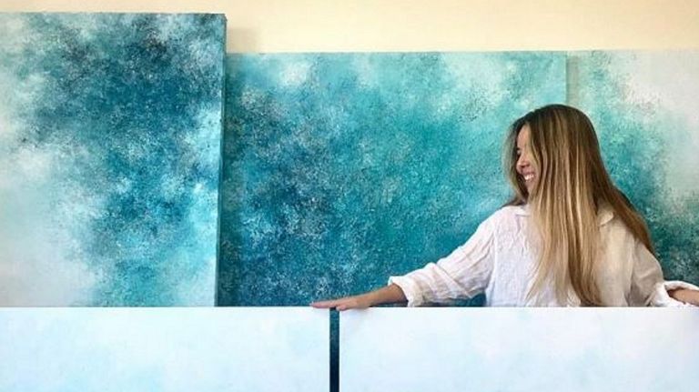 Tania Ciffer, con alguna de sus obras.