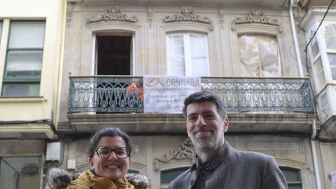 Carmen Pérez Parapar y Ramón Montero Cereijo, delante del 159 de la calle Real, obra de Riva y de Soto, donde abría Loti