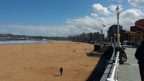La playa de San Lorenzo en Gijón