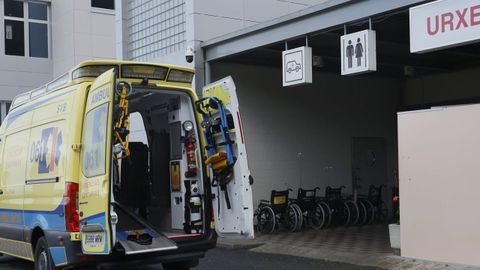 Foto de archivo de una ambulancia en la zona de urgencias del hospital mari�ano