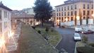 Paso superior del muralla medieval de Oviedo en la zona de la Casa Sacerdotal. A la izquierda, la calle Paraso