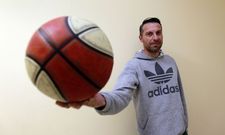 Miguel Sineiro, en la tarde de ayer con un bal�n en el pabell�n de O Pombal. 