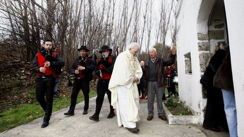 El cura Plcido Gonzlez, a punto de cumplir 90 aos, entra con la procesin en la capilla