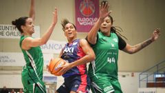 Tayra Eke durante una acci�n del partido entre el Baxi y el Araski.