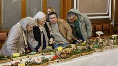 Algunos de los visitantes de la exposicin del Liceo