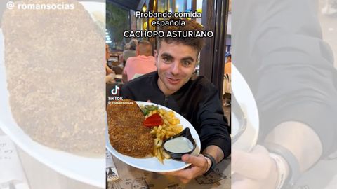 Rom�n Socias probando el cachopo