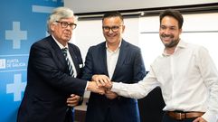 Presidente de la patronal gallega, conselleiro de Emprego y secretario xeral de UGT-Galicia, tras la firma del acuerdo en Santiago
