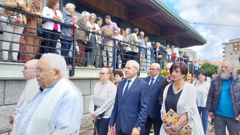 El alcalde en funciones, Jos Tom (centro) asisti a la procesin junto con otros miembros de la corporacin municipal