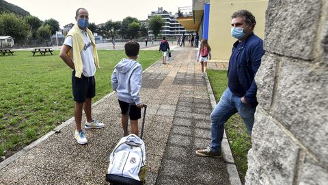 Varios alumnos y sus padres acuden al CEIP. R.Macas Picavea, en la localidad cntabra de Santoa.