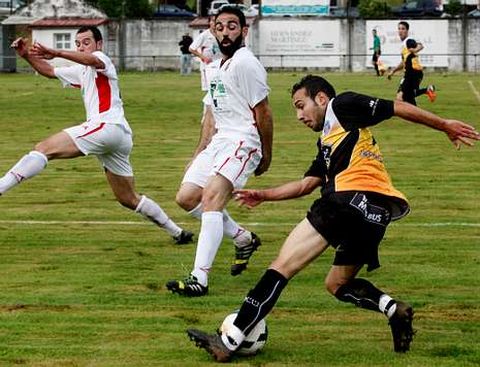 David Ferreiro, recortando a dos rivales en el primer partido de pretemporada. 