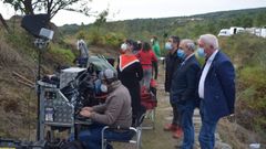 Jos� Tom� y Roberto Garc�a �a la derecha� presencian la filmaci�n en el mirador de Soutochao