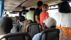 Viajeros de pie en un autobús interurbano, en una imagen de archivo