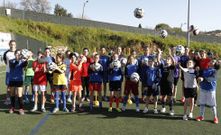 Dani, a la izquierda de la imagen, con algunas de las jugadoras que integran la cantera del S�rdoma femenino. 