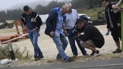 Un vecino de Recimil, se�alando sobre donde dicen que �alguien� ech� tierra para suavizar la subida a la placa met�lica que se sit�a sobre la v�a del tren.