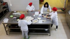 Alumnos en la cocina del centro de educaci�n especial de Panx�n, en Nigr�n