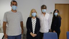 Olivera (la segunda por la izquierda) junto a sus dos hijos y el doctor Gonz�lez Rivas.