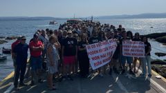 Protesta de vecinos de Ons, este domingo, con la llegada de los primeros barcos a la isla
