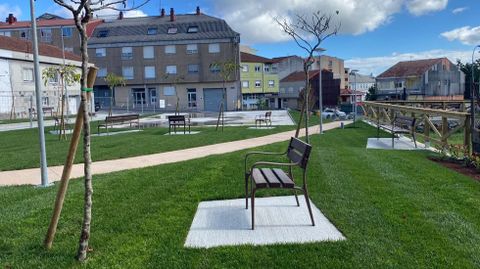 La parcela fue transformada en un parque con zonas verdes y de paseo