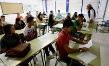 Un docente, con sus alumnos, en el primer d�a de clase del instituto Prieto Nespereira.