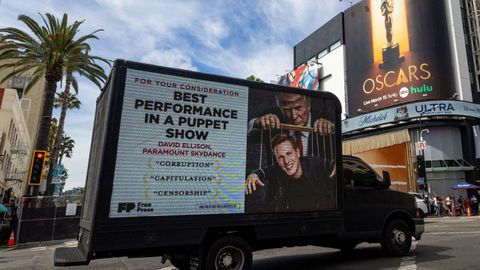 Un cami&oacute;n con un cartel de protesta contra el CEO de Paramount, David Ellison, en el exterior del Dolby Theater antes de los &Oacute;scar