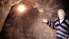 El ya fallecido Jos� Manuel Dom�nguez muestra, en una foto del 2014, uno de los grabados de la gruta