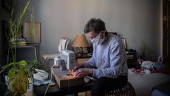 Una voluntaria prepara mascarillas en su casa de Praga, despu�s de que el Gobierno checo haya ordenado utilizarlas para salir a la calle