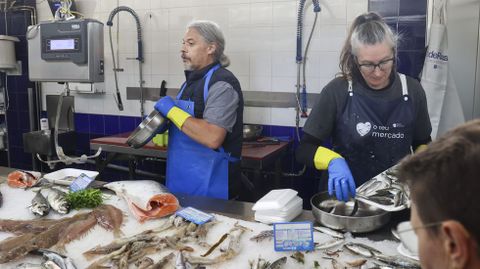 David García y Esmeralda Prieto, atendiendo en su puesto a los clientes.