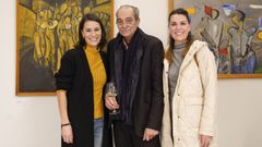 O artista Alfonso Soto, Fon, acompa�ado das s�as fillas, Ana�s e Marta, na inauguraci�n da exposici�n sobre a s�a obra no Museo Etnol�xico de Ribadavia.