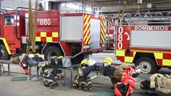 Vehculos y equipamiento en el parque de bomberos de Ferrol.